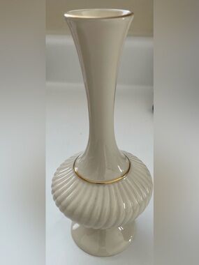 Lenox Savoy Colllection Ribbed 7" Bud Vase w/24k gold trim.